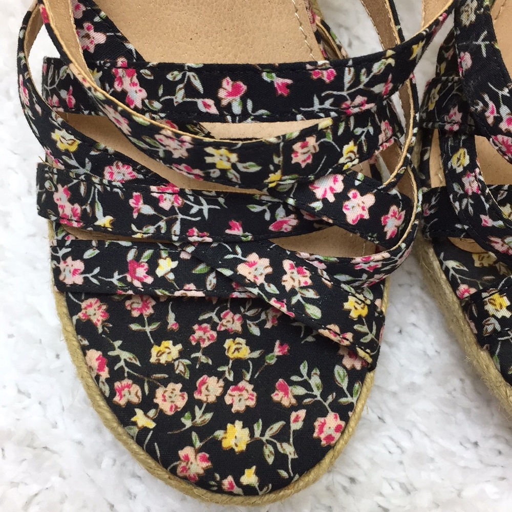 Colin Stuart Floral Wedge Sandal - Picture 8 of 8